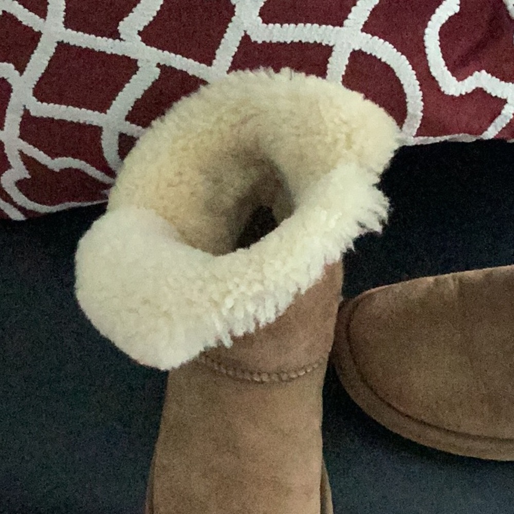 Ugg Bailey Button Size 8 - image 3